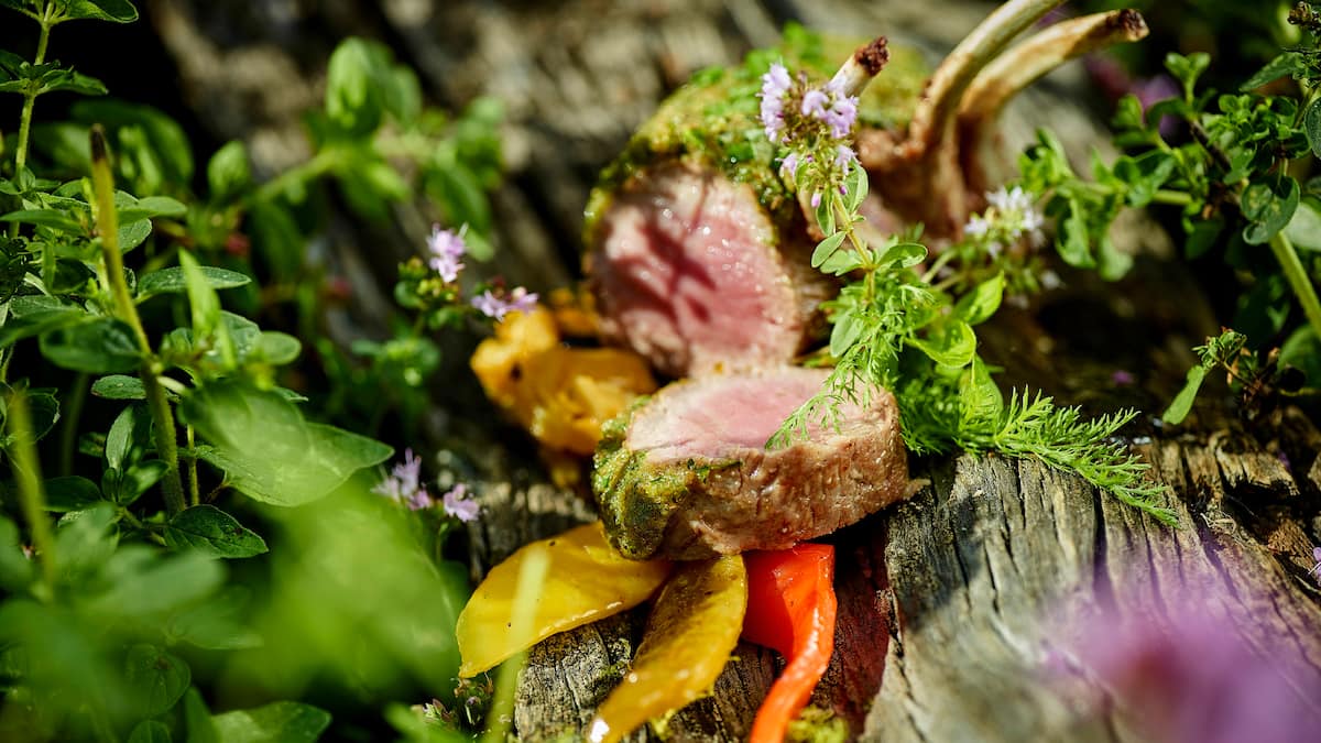 Rezept: Lammrücken auf Ratatouille mit Kräuterkruste von Peter Gschwendtner