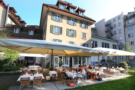 Aussenansicht Sommer Die Terrasse des Il Cortile mit Gaesten. Il Cortile Luzern, 14.6.2017 © Bruno Voser