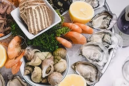 TOP-10-HUITRES-CHEZ-LIPP-GAULTMILLAU-CHANNEL-GENEVE