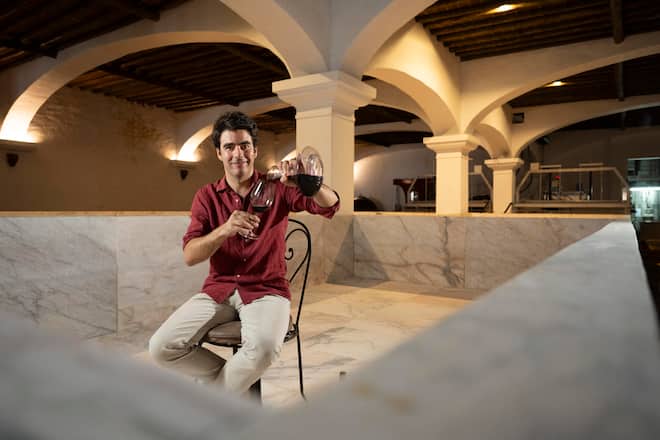 João Maria Portugal Ramos degustiert in einem Lagares, den flachen Vergärungsbecken für die Vinifikation von Rotwein