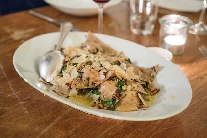 Ravioli, Füllung aus geräuchertem Ziegen-Ricotta und frischem Kuhmilch-Ricotta, Bärlauch, Beurre noisette, gerösteten Baumnüssen, Zitrone, Schafkäse