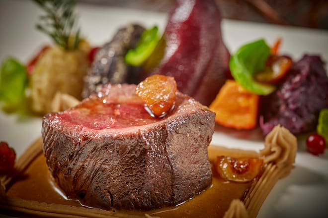 Hirschfilet, Whisky und Baileysauce und Jägergarnitur, Restaurant Mont-Rouge, Loris Lathion, Haute-Nendaz