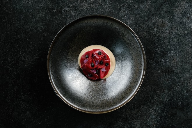 Les noix de St -jacques mi-cuites, topinambours confits au four, voile de betteraves rouges, sauce à la “Baltic Porter” Les Touristes Martigny restaurant