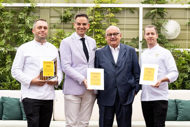 Hotel des Jahres 2024 - v.l Benjamin Halat, Dominik G. Reiner (GM) Urs Heller und Dario Moresco