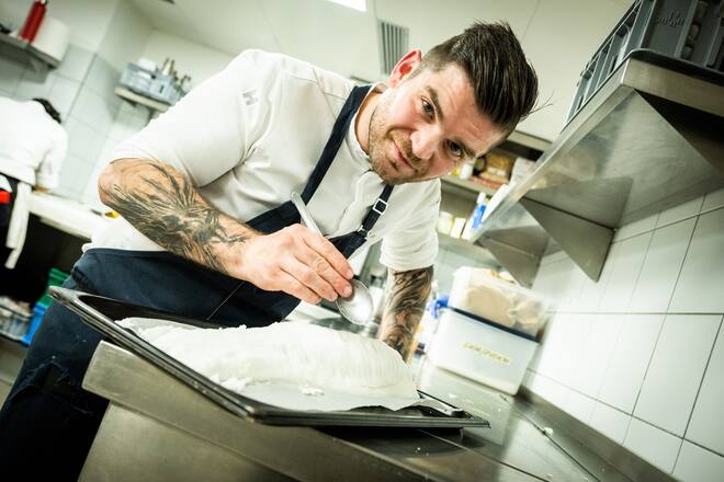 St.Moritz Spezial 2022: St.Moritz Spezial 2022: Küchenchef Leo Ott im Kempinski St. Moritz mit Loup de mer in Salzkruste