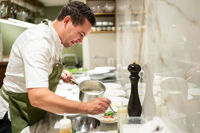 Wagyu Swissbeef Sevelen, im Lindenhofkeller, Sebastian Rösch beim Anrichten des Carpaccios