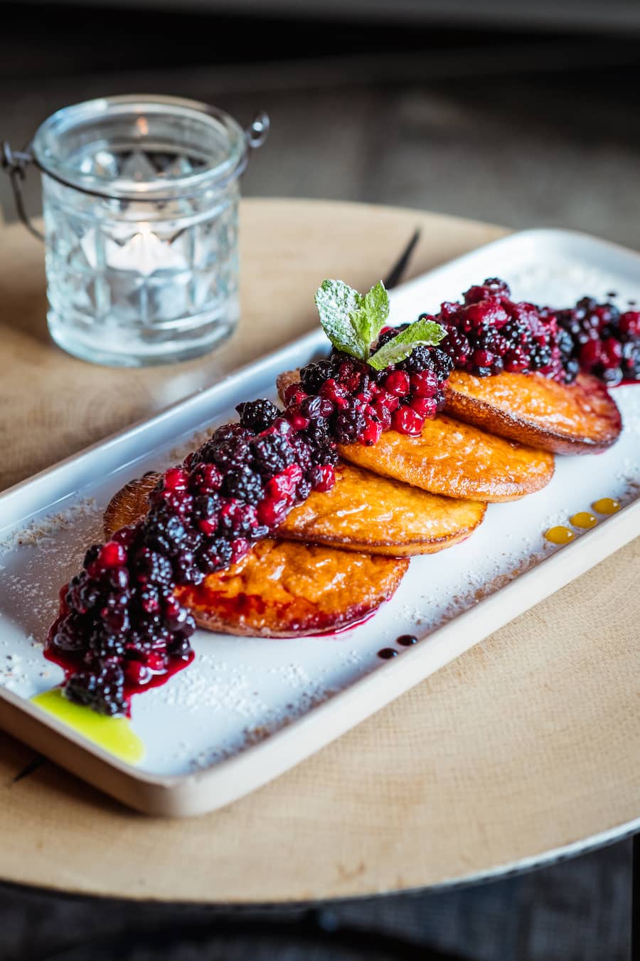 Pancakes mit Beeren, Egg Benedict, Granola, Shakshuka, Ingwertee, hausgmachte Limonade, Pain au Chocolat, Croissants, Cappucino - Restaurant Güterschuppen, Arosa, Graubünden - Januar 2020 - Copyright Olivia Pulver