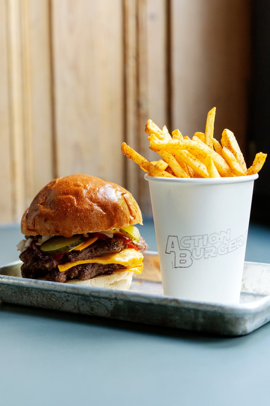 Cheeseburger von Action Burgers in der Bar Central Küchenfenster von Patrick Schindler und George Tomlin