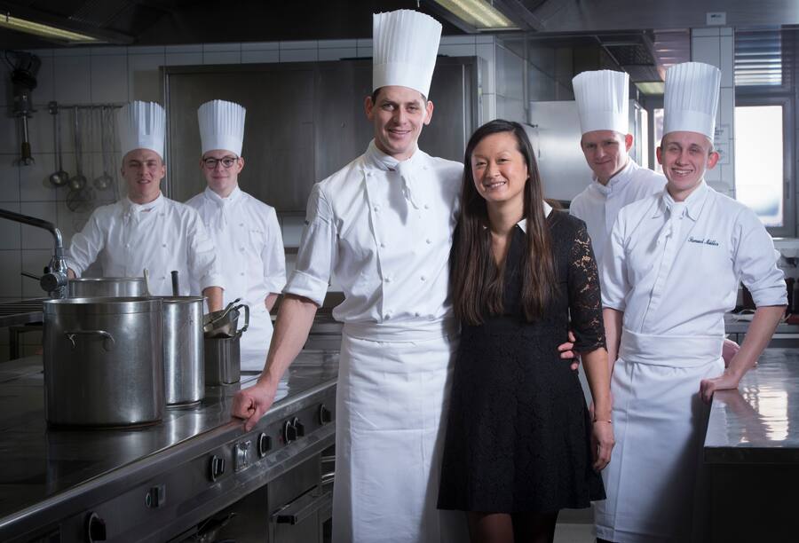 Le sucesseur de Georges Wenger au Noirmont,Jérémy Desbraux et sa compagne Anaëlle Roze et une partie de l'équipe cuisine