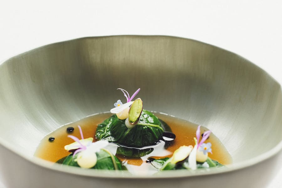 Hotel Vals 7132, Restaurant Silver, Chefkoch Mitja Birlo,Mangoldravioli, geröstete Mangoldcreme, Pistazien, Fond aus Valser Entenkarkassen und Bärlauchöl, Salzzitronencreme,Foto: Digitale Massarbeit, Tanja und Simon Kurt