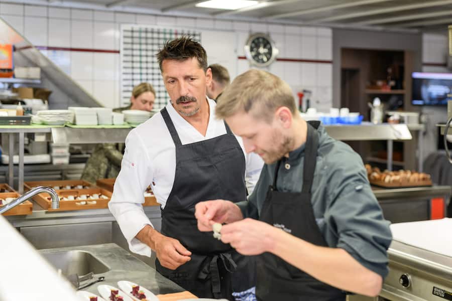 Vufflens-le-Château, 28 novembre 2021.Déjeuner à quatre mains chez Guy Ravet, rejoint par le chef Franck Reynaud.©François Wavre | Lundi13