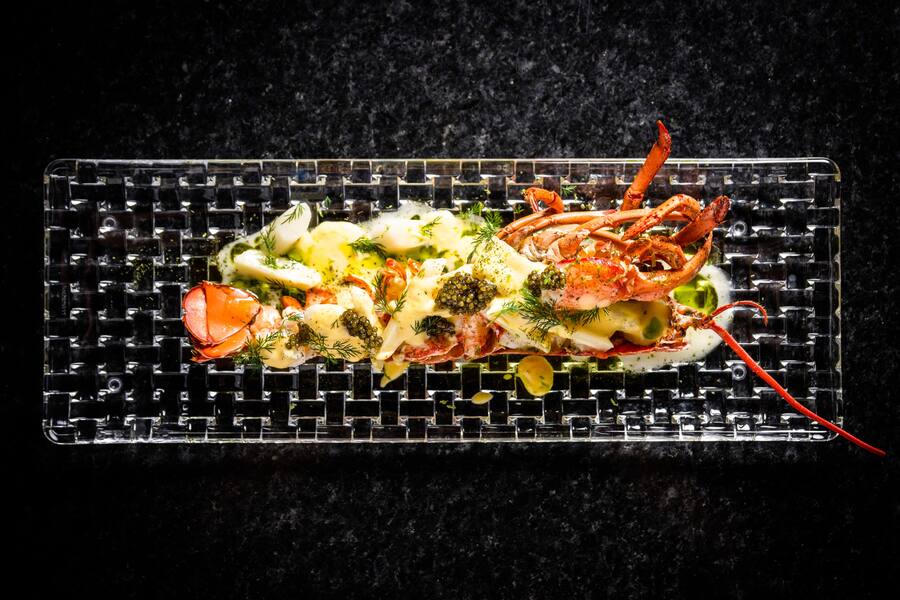 Halber Hummer in der Schale mit weissem Spargel, Sauce Hollandaise, Dill und Kaviar