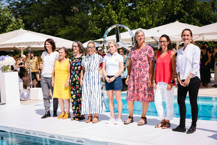 Garten Party 2022 Bad ragaz Sarah Vonesch /winzerinnen  Gruppenbilder der Winzerinnen am Pool bei der Eröffnung.