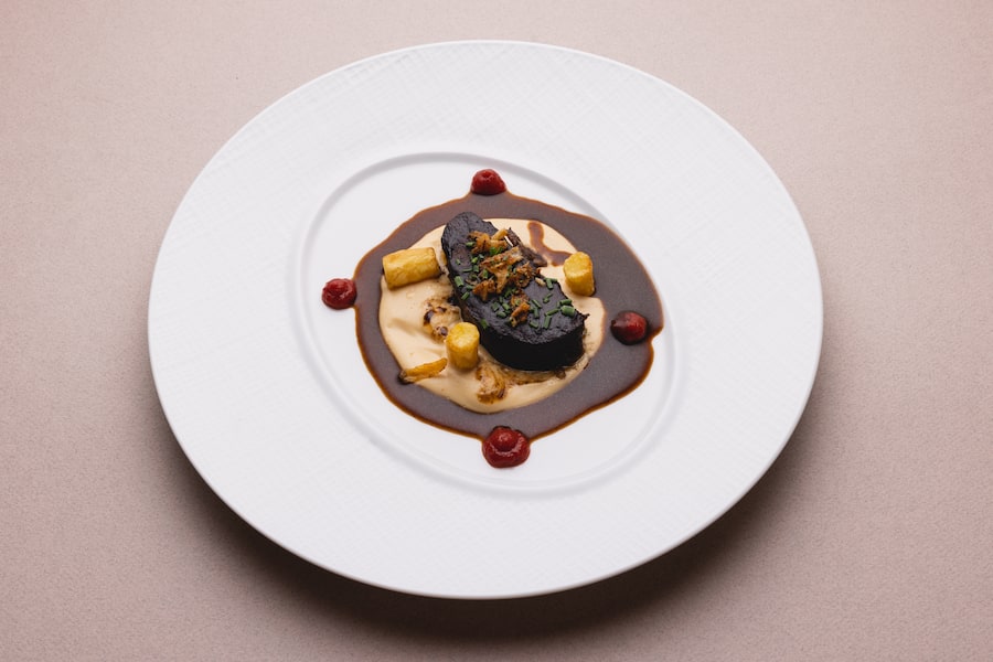 Gericht Schweizer Wagyu-Ribs, 36h gegart, Shiro-Miso-Blumenkohl, Fermentierte Würze Guy Ravet kocht bei Mercedes Event im Berghotel Zur Sau in Abländschen