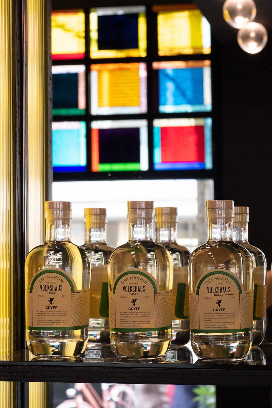 Flying Bar: Wenn der Prophet nicht zum Berg kommt, kommt der Berg zum Propheten? So oder so ähnlich verhält es sich im Boutique-Hotel Volkshaus Basel – da nämlich kommt die Bar neuerdings zum Gast und serviert lokal produzierten Negroni quasi zwischen die Laken.