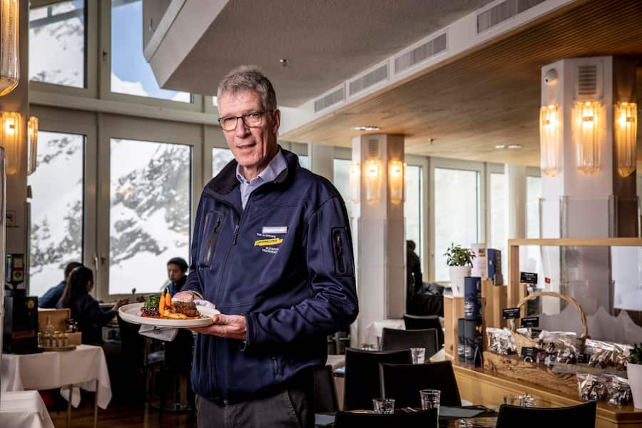 Chef de Service Andreas Simon. Restaurant Crystall Jungfraujoch .Aufgenommen im Februar 2023. ©David Birri