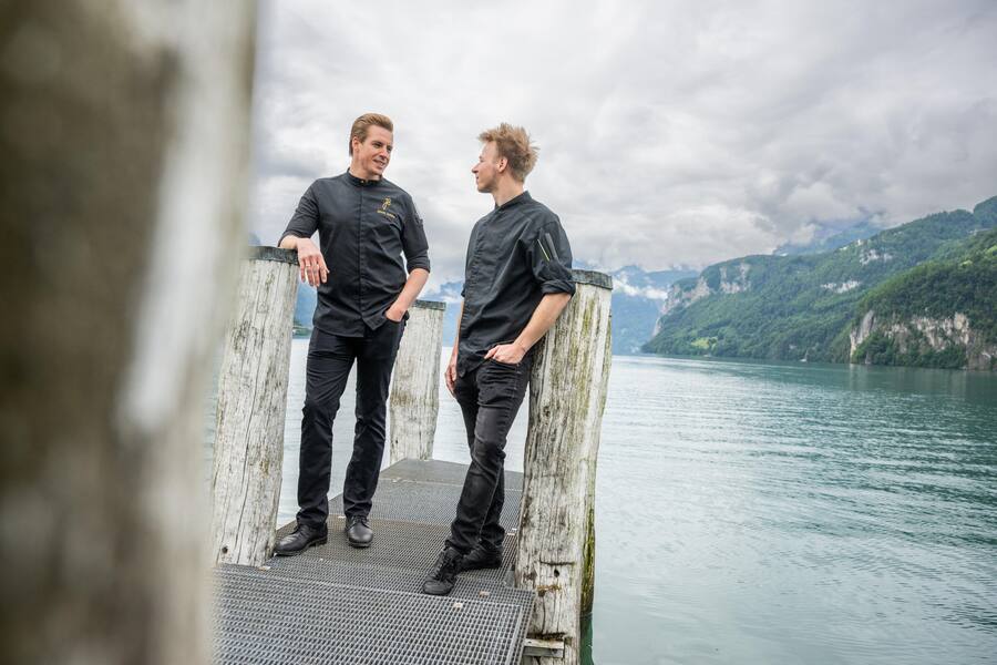 Zwei für Brunnen «Vitznauerhof»-Chef Jeroen Achtien (l.) ein zweites Restaurant, das «Birdyâs» an bester Seelage. Christian Vogel ist sein Chef in Brunnen.CityGuide Vierwaldstättersee 2022.
