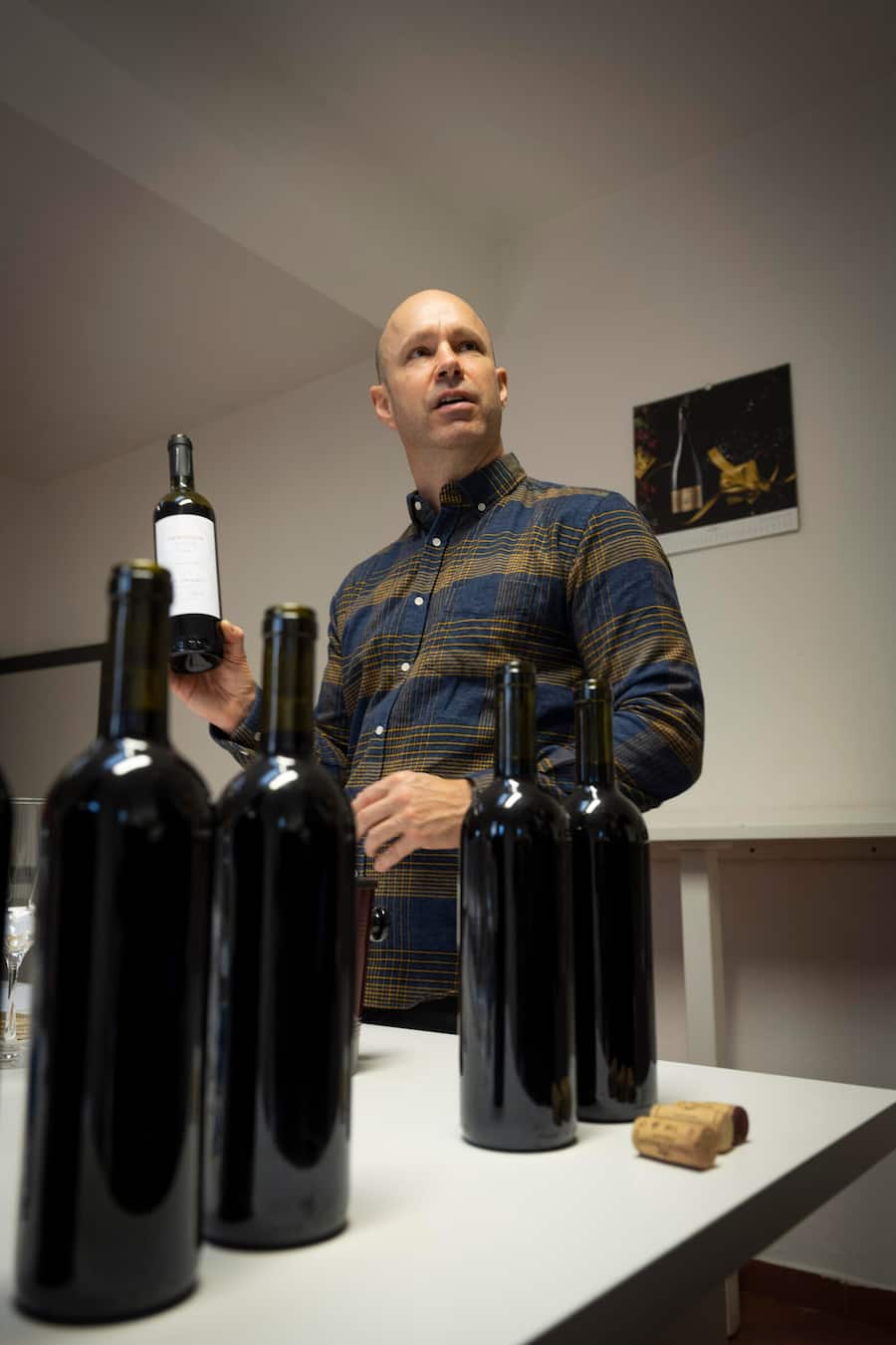 Jan Schwarzenbach, Master of Wine Coop, bei der Selektion für die neue Linie.