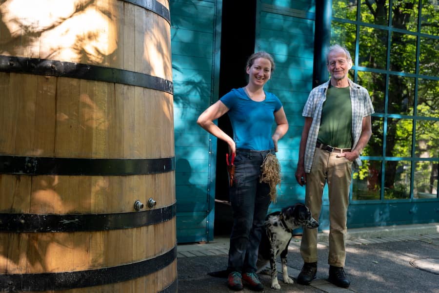 Myra und Christian Zündel vor dem Weinkeller