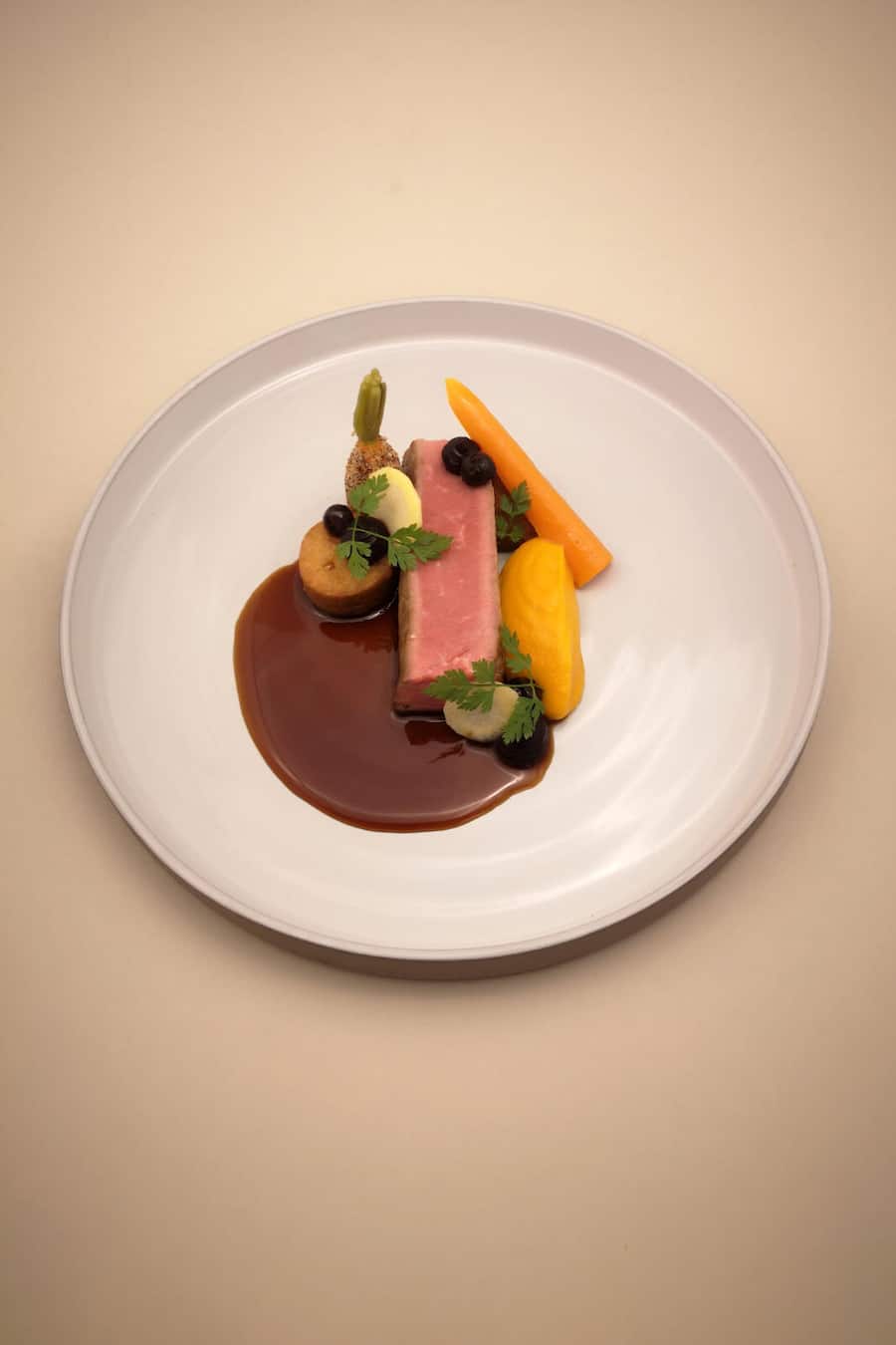 Gericht: Entrecôte I Panis I Karotte I Cassis Gerichte für die Nespresso Gourmet Weeks 2023, Chef Corentin Rérat, Restaurant Repas, Biel, BE