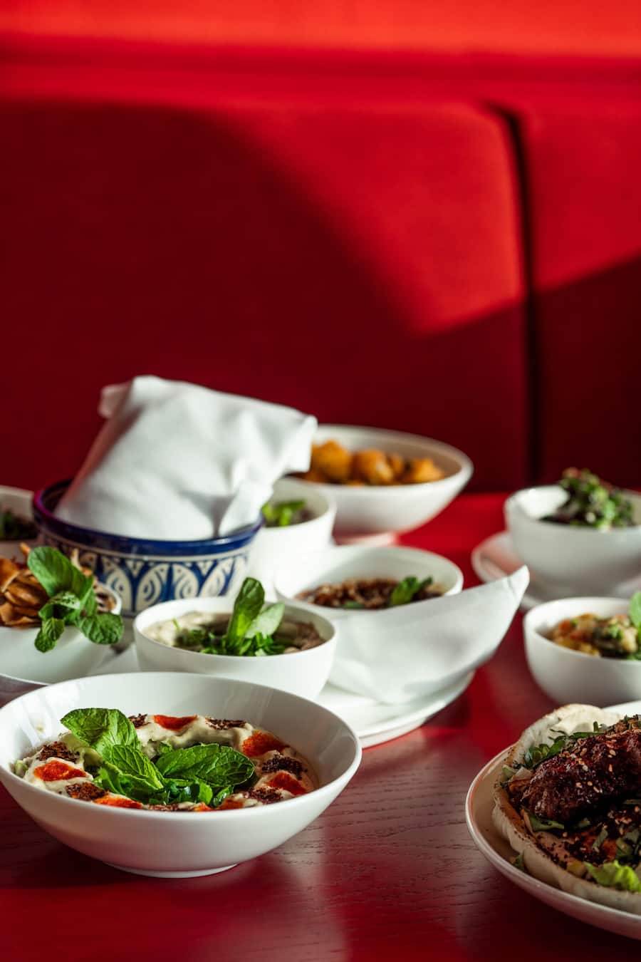 Firas El Borji Dolder Kalte Mezze, Firas Hummus, Patata Harra, Lamm Biryani und Kafta