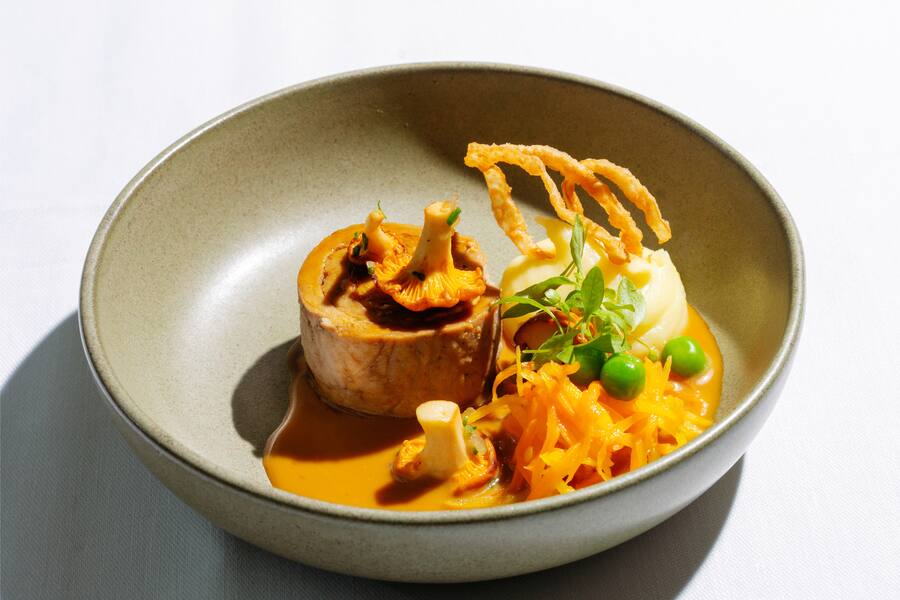 Julian Mai – Fleischvogel mit Pfifferlingen, GaultMillau Hotel des Jahres 2024