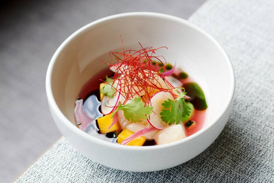 Signature Dish auf der Terrasse direkt See: Ceviche von der Jakobsmuschel.