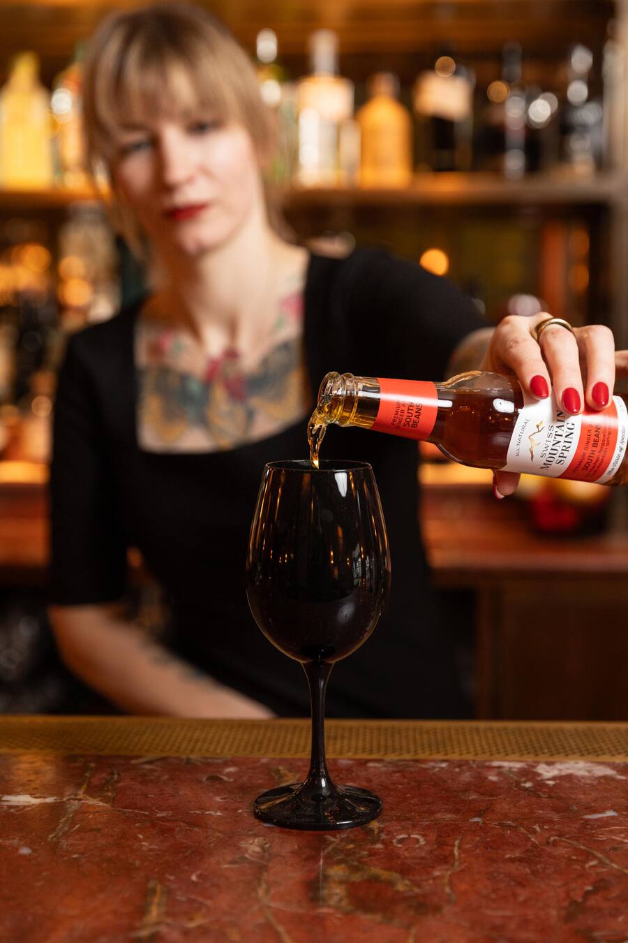 Swiss Mountain Spring, Baur au Lac, Zürich Barkeeperin Natascha macht Winterdrinks mit Swiss Mountain Spring Fotografiert am 05.12.2023