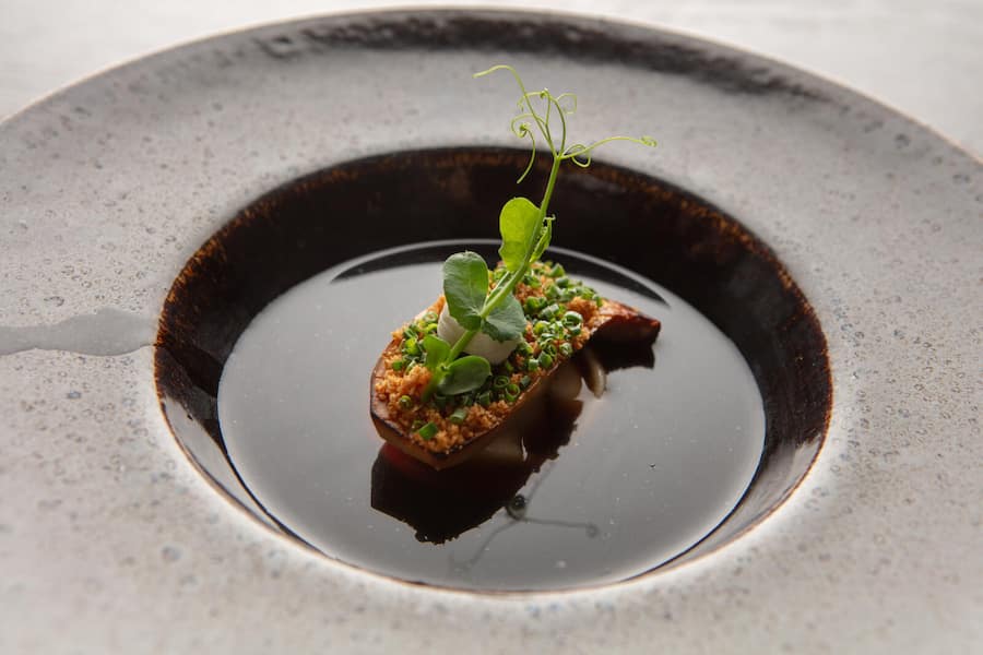 Pelmen (russischer Dumpling) mit einem konfierten Kräuterseitling und Steinpilzessenz