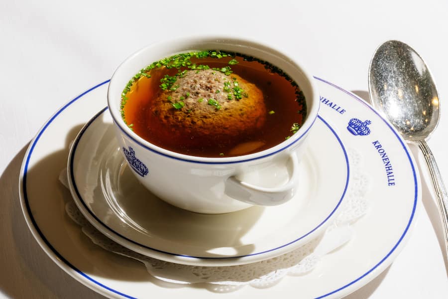 Kronenhalle Zürich Leberknödelsuppe Bouillon Leberknödel