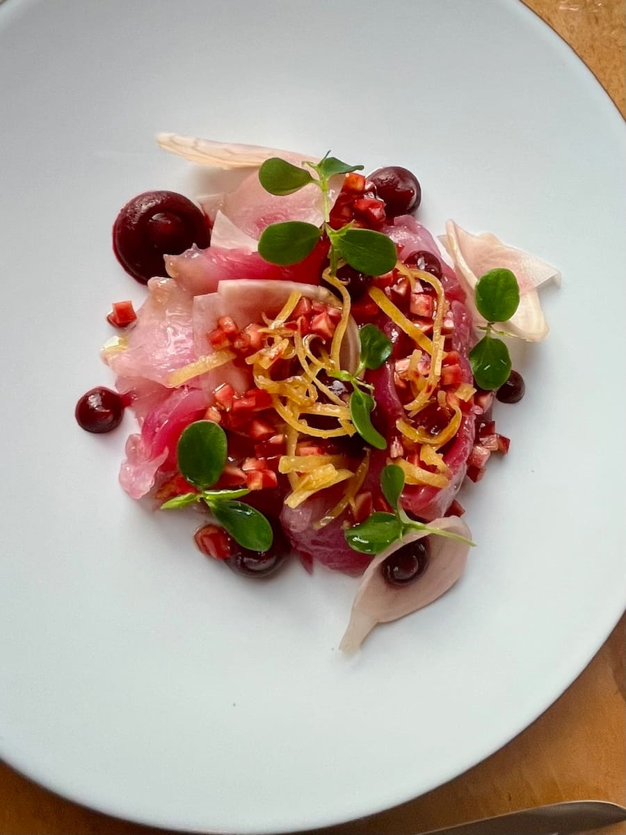 Le cabillaud en gravlax, betterave et zeste de citron: un plat graphique et rafraîchissant signé Antoine Paturel