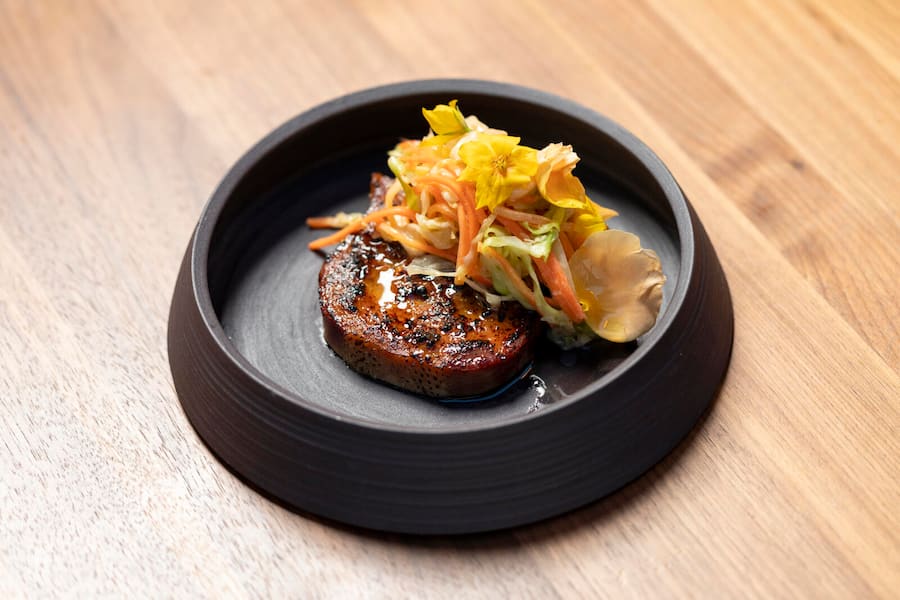 Wagyu Swissbeef Sevelen, im Lindenhofkeller, geflämmte Zunge mit fränkischem Coleslaw