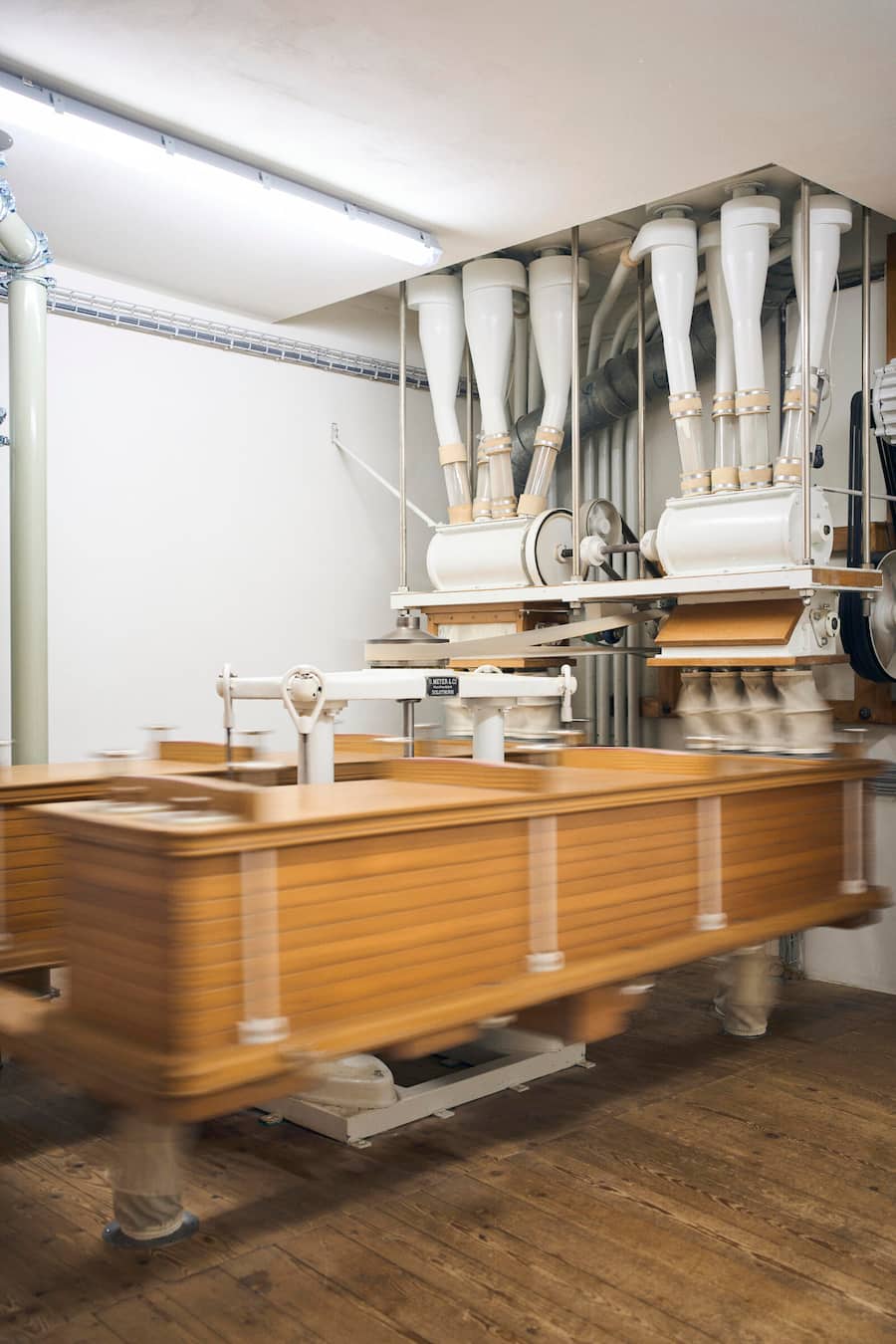 Reportage in der Altbachmühle in Wittnau AG, betrieben von Erika, Adolf und Lukas (Sohn) Tschudi, wo Koch Pascal Melliger sein Mehl bezieht, 04.07.2024, Foto Lucia Hunziker