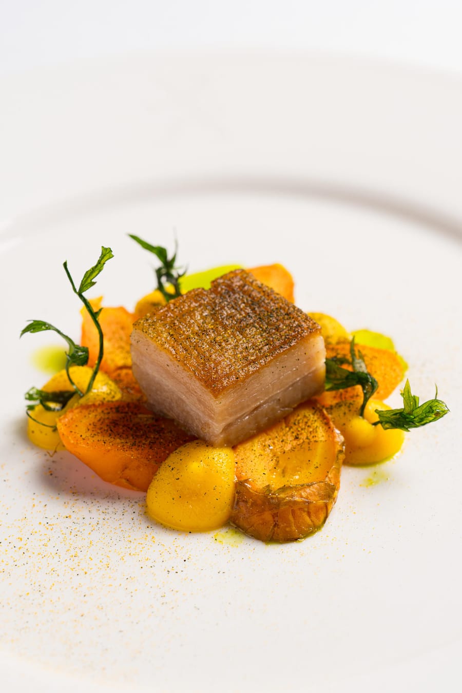 Brasserie Lusi & Lounge, Miriam Schwarz: Spanferkelbauch 48 Std, Walliser Rüebli-Variation - Kitchenparty Zermatterhof / Mont Cervin, Zermatt - 25. August 2023 - Copyright Olivia Pulver