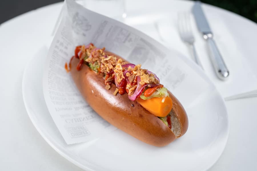 Sprüngli Rüebli Dog Sous-vide Rüebli, Brioche, Coleslaw, Apfel-Sellerie, Röstzwiebeln und Smoking Gun Sauce