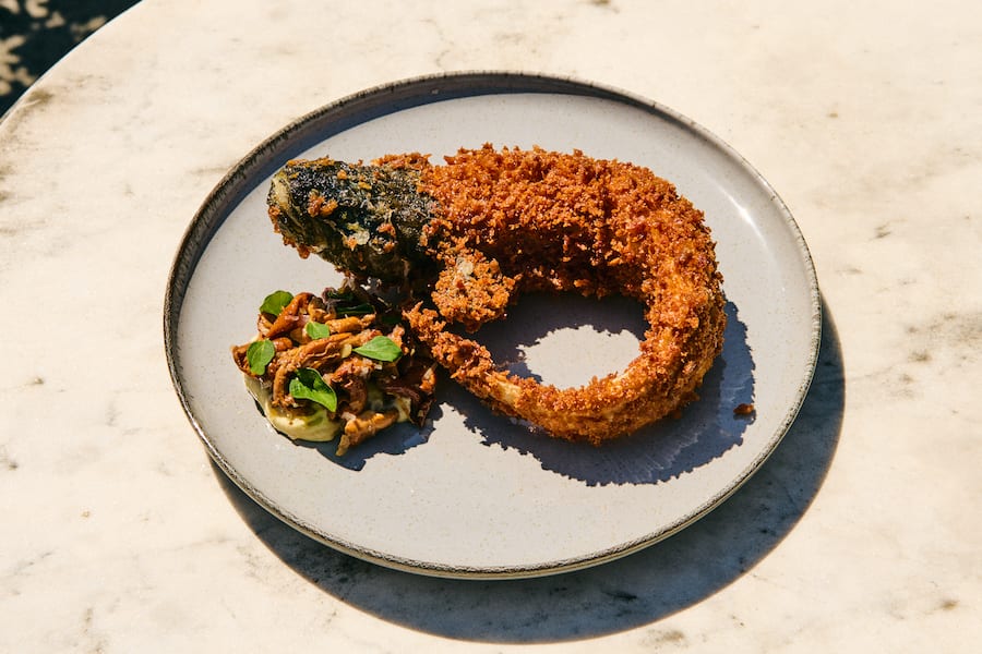 Chef Lenny Hartmann vom Drei König Luzernbeim Muscheltauchen in der Reuss. Trüschenzucht Vierfisch am RotseeInhaber Patrick Kull und Christian Zbinden