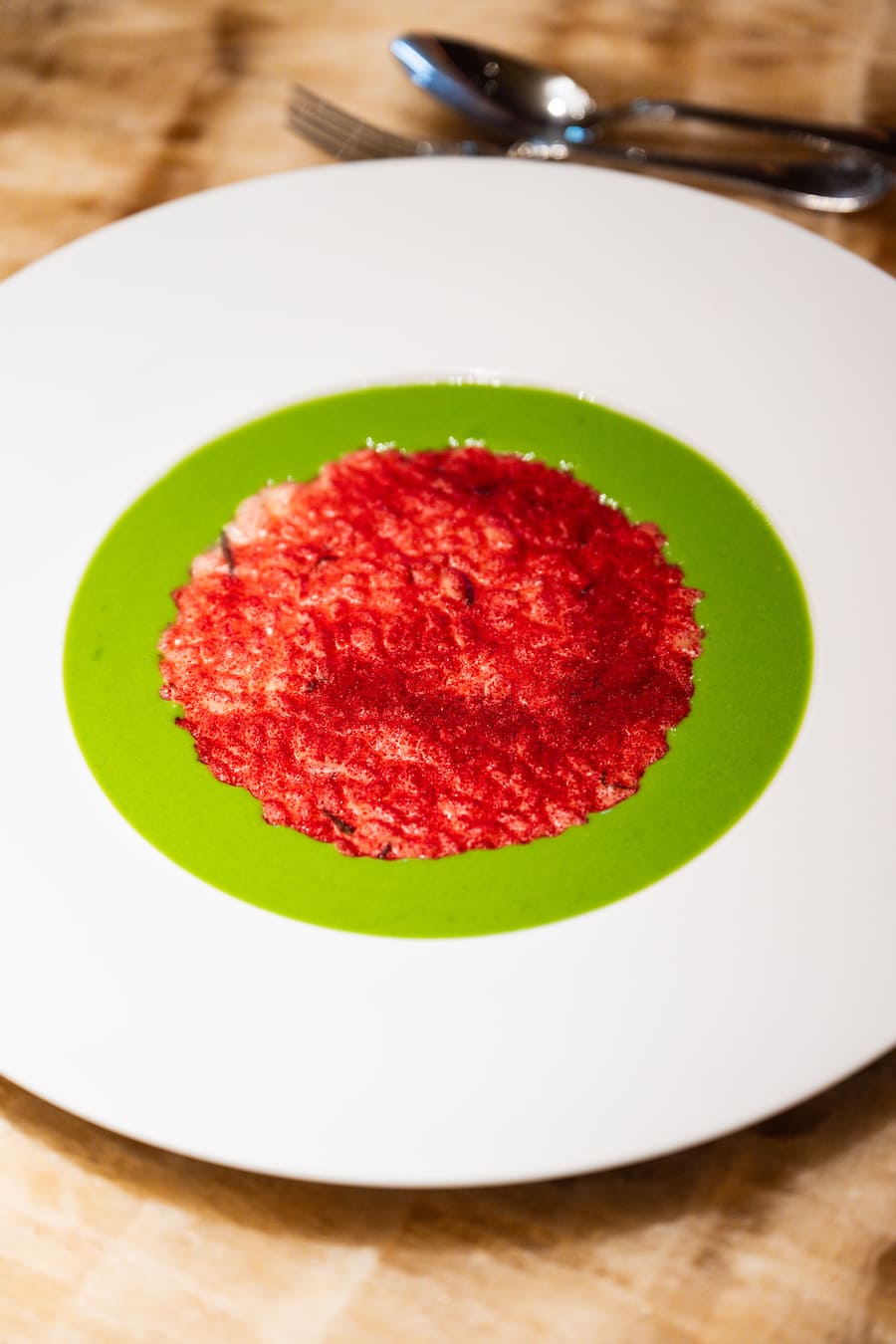 Der Signature Dish von Zweisterne-Koch Antonio Guida: Risotto mit Himbeeren.