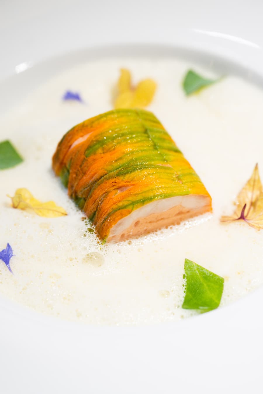 Fisch im Fisch! Bretonische Seezunge, gefüllt mit Blauem Hummet, Vin-Jaune-Sauce.