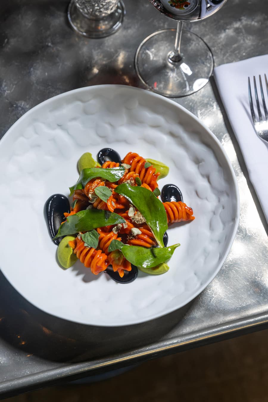 Marco Ortolano Eden au Lac La Reserve-Restaurant GERICHT: Fusillone-Pietro Massi, Paprika aus Senise, Trompeten Zucchini, Schwarzer Knoblauch Fotografiert am 27.08.2024