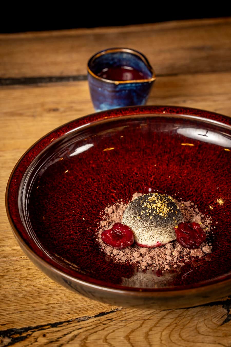 Stracciatella mit BG`s Yoghurt, Kirsche, Felchlin Shoggi. Bergwelt Grindelwald Urs Gschwend. Aufgenommen im August 2024 ©David Birri