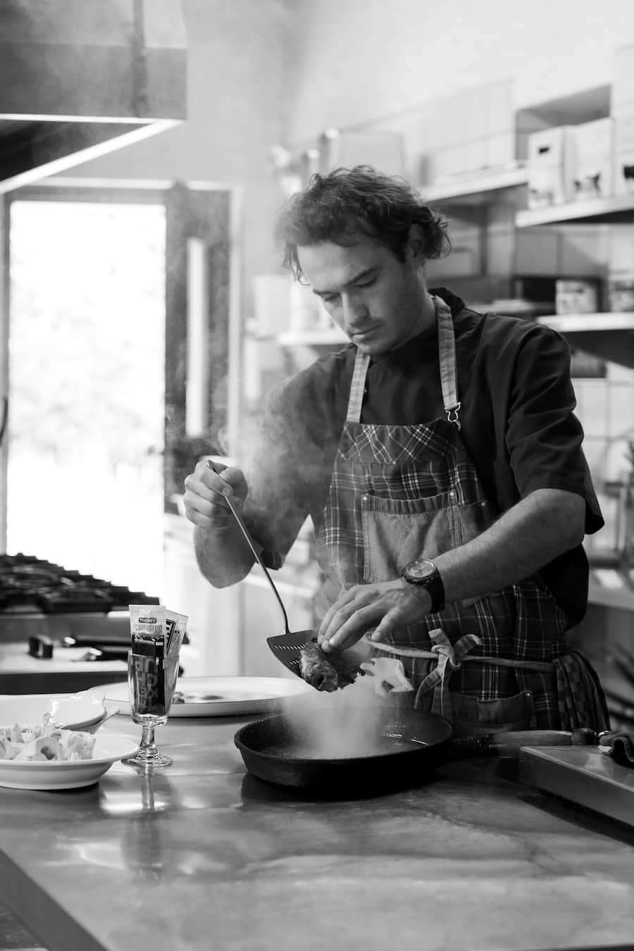 Martial Chanton kocht Forelle meunière mit Bratkartoffeln - Restaurant Alm - Zermatt - Sommer 2024 - Copyright Olivia Pulver