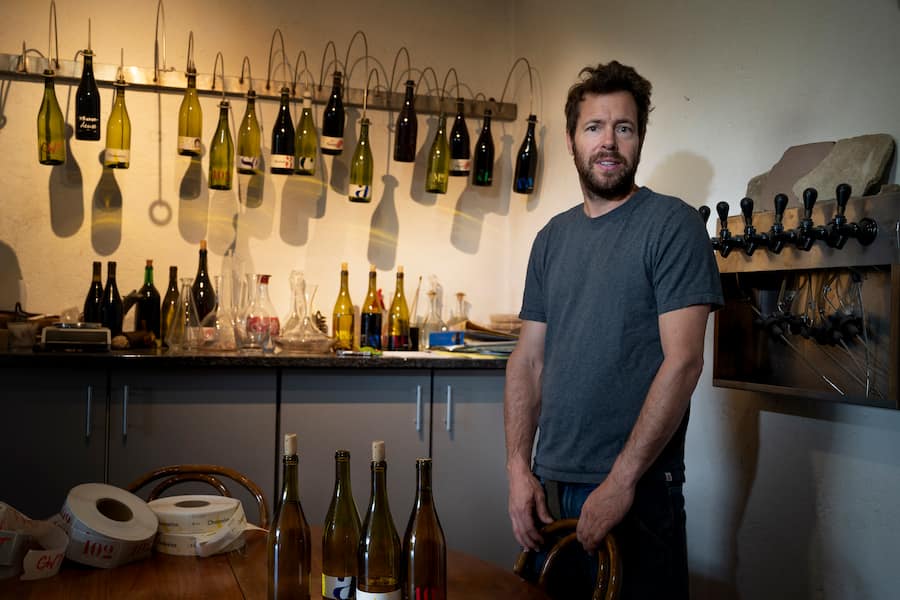 Damien Mermoud im Empfangsraum des Weingutes