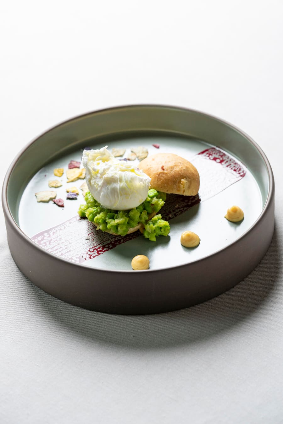 Hansjoerg Ladurner , Scalottas Lenzerheide, Bergackerkartoffelbrot, Ackerbohne, pochiertes Ei