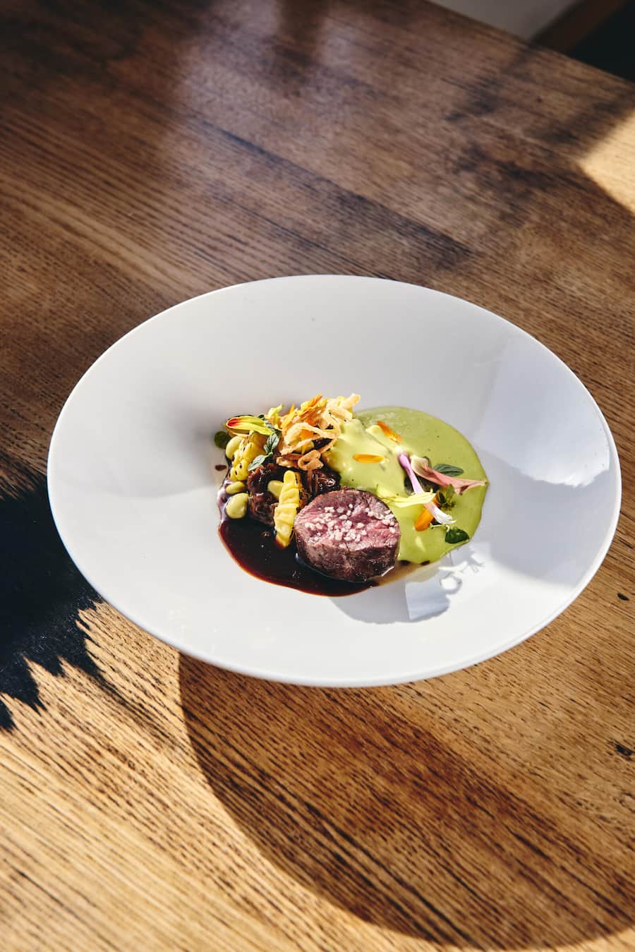 Rigi Hirsch, gezupfte Gamsschulter, Rigi Edamame, Rigi Zuckermais, Rauchpeperonijus, Kräuterhollondaise