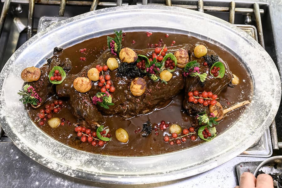 Satigny, 26 octobre 2023. Reportage sur la préparation et le service d'un lièvre à la royale et ses déclinaisons par le chef Philippe Chevrier au domaine de Châteauvieux. ©François Wavre | Lundi13