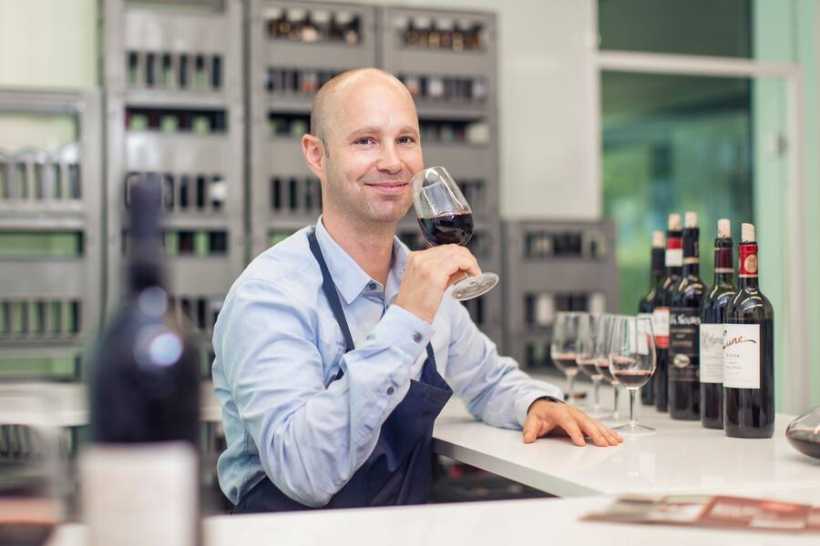Jan Schwarzenbach, der neue Master of Wine der Schweiz und Leiter Wein bei Coop, fotografiert am Hauptsitz von Coop in Basel in einem Degustationsraum, Basel, am 14.09.2016 / Foto: Lucian Hunziker